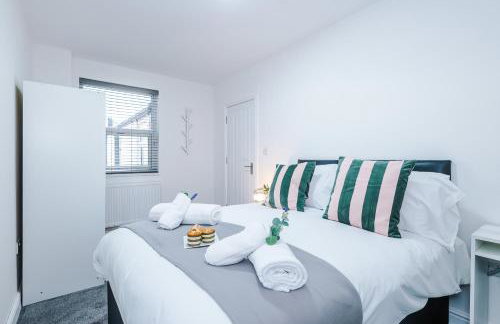 Spacious 4 Bed in Birmingham by 53 Degrees Property, Ideal for Business or Families, Games Room! - Foto 20