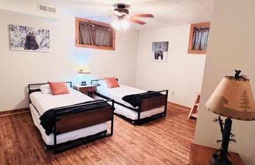 Maggie Valley 4BR Cabin with Hot Tub in Serene Forest - Foto 27