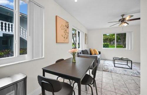 Chic Boca Raton Apartment Pool WiFi Parking - Photo 14