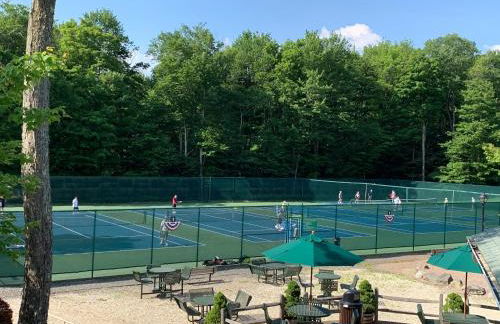 Pocono Hideout Family Home with Hot Tub Deck Sunroom Pool Big Bass Lake Larsen Lake Gouldsboro Clifton Township - Foto 22