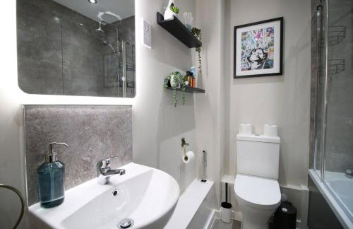 Elegant 2BR w/ Pool Table in Prime Location - Foto 31