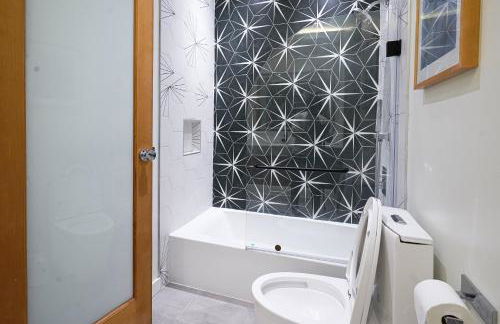 Modern Loft with Park Like Setting View - Foto 9