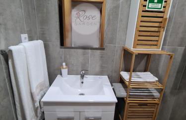 Lucy's Rosegarden - Photo 29