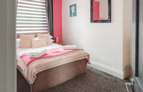 Charming Victorian Terrace near City with Free Parking - Foto 21