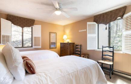 Deck w/ Forest Views, Ping Pong Blue Ridge Mtn Escape Ash Vale by Avantstay - Foto 60