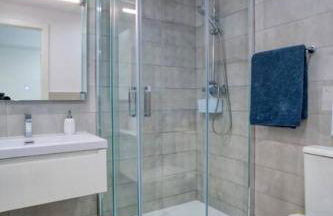 Marbella Luxury Home with Games Room & Sea Views - Photo 21