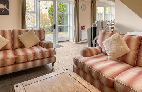 The Coach House - Hw7593 - Photo 2