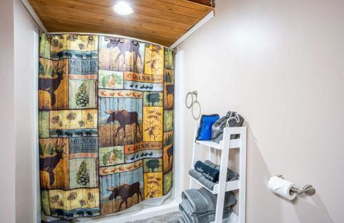 3BR Fife Lake Getaway with Fire Pit & Hot Tub - Foto 12