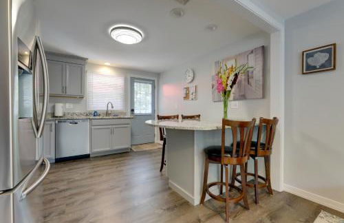 Coastal Getaway with Porch, 2 Mi to Niantic Beach! - Foto 9