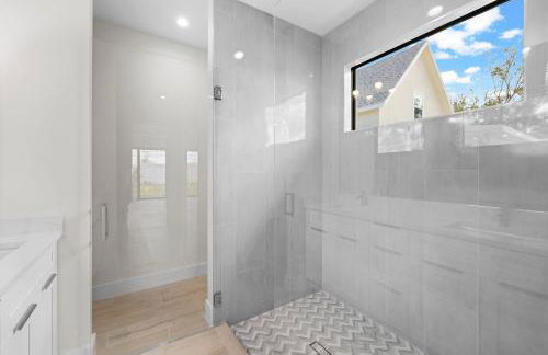 Colorful retreat near beach and pickleball courts - Foto 6