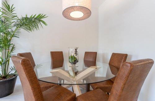 Spectacular 2-Bedroom Apartment with Stunning Retiro Park Views In the Heart of Barrio Salamanca - Photo 2