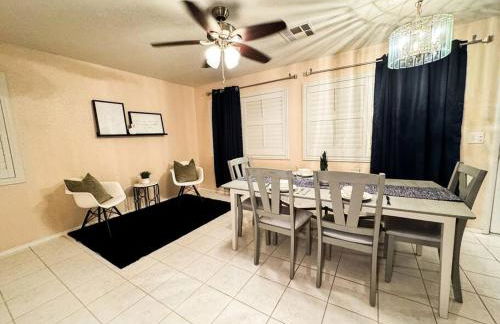 Spacious 4BR Fam Retreat King Bed WIFI And Parking - Foto 9