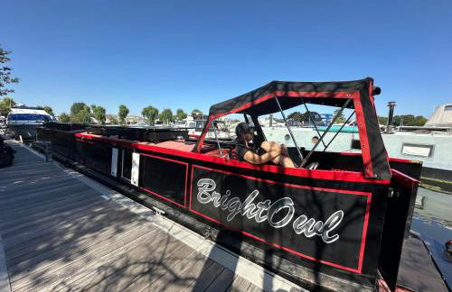 BrightOwl Waterside Narrowboat Cottage Experience - Foto 14