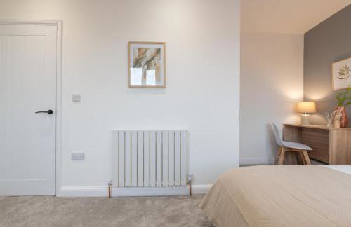 Spacious Modern 2BR - Parking - Workspace Area, Ideal for Contractors & Long Stays - NordStay - Foto 41