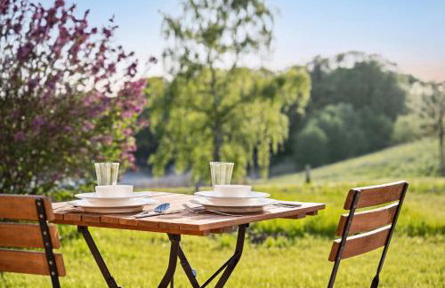 GUT KLETKAMP "Mühlenhof 2" - Ruhige Ferienwohnung mit 2 Schlafzimmern I Terrasse mit See- & Naturblick I Gemeinschaftsgarten I 15 Min zur Ostsee I Küche I Parkplatz I Waschmaschine I WLAN - Foto 3