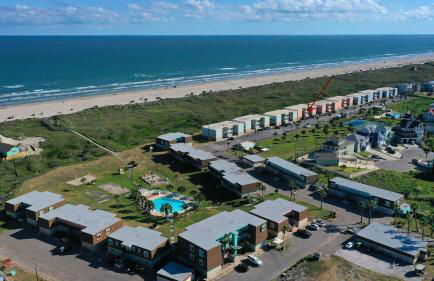 Oceanfront Condo w/ Private Balcony Pool + Tennis Bubbly Blew by Avantstay - Foto 96