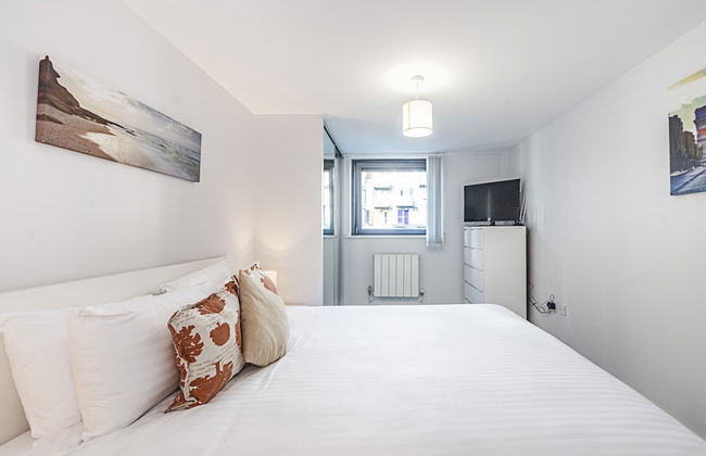 Canary Wharf Luxury Apartments - Photo 11