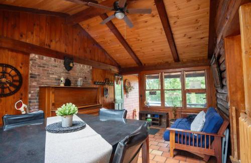 Cozy Log Cabin- W Fireplace - Foto 21