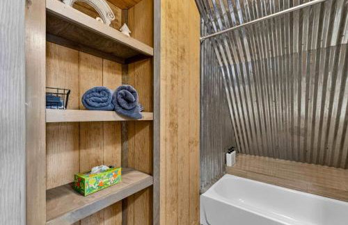 Rustic Barn Retreat w Hot Tub Game Room & FirePit - Photo 54