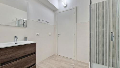 Centro Piazza Wi-Fi AC Balcony Design by WE HOST YOU - Photo 3