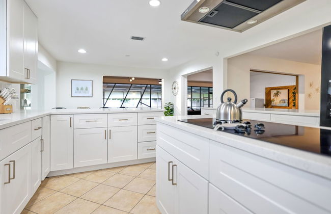 Golden Retreat: Expansive 6BR Home w Heated Pool ~ - Foto 7