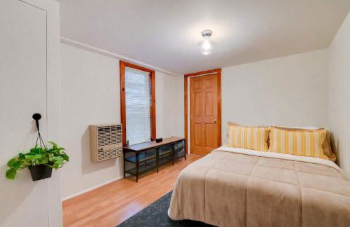 Quaint and Charming 2BR APT in Central Oakland - Photo 12