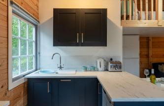 Walliswood Lodge - Wood Burner, Air Con & Wi-fi, Rural Retreat - Foto 3