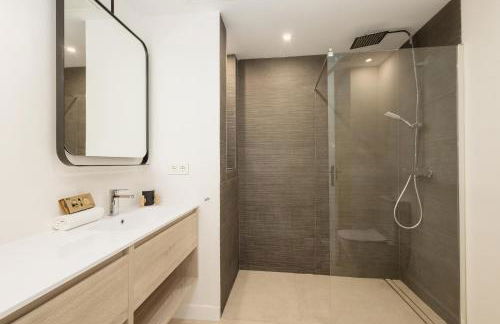 Luxurious frontline golf apartment in Elviria - Photo 11