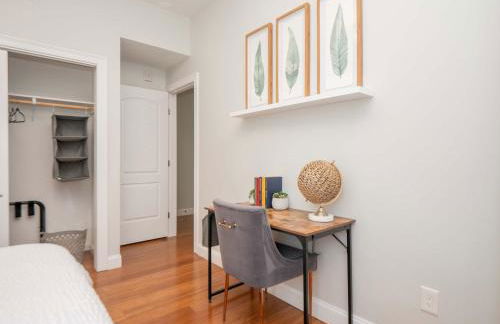 Jennifer's Chic 2nd Floor Apt Private Deck w Views - Photo 23