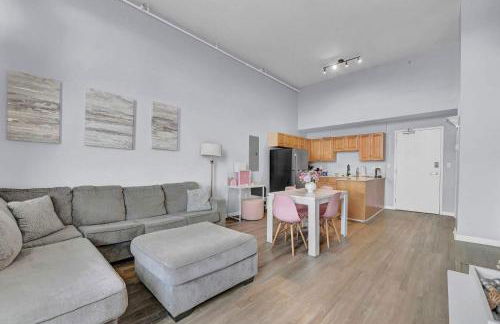 Pink playhouse sq near Progressive field & CSU - Photo 10