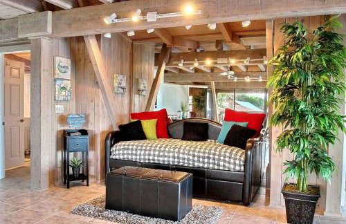 Beautifully Decorated Waterfront Chalet Rental in Grant, Florida - Photo 4