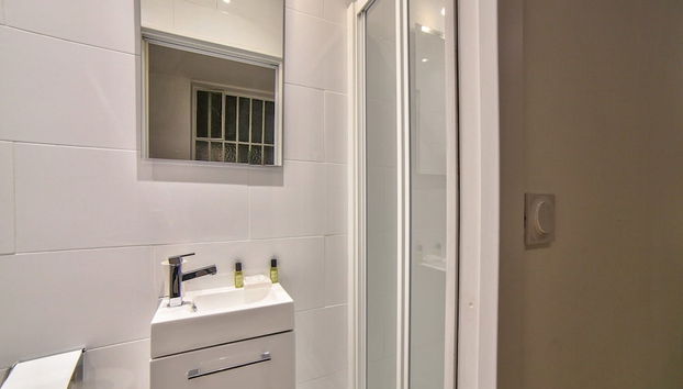Studio cosy rue du faubourg saint denis paris 10 - Foto 5, Baño