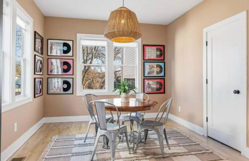 Modern House by Downtown with Garage and Fenced-in Yard - Foto 22