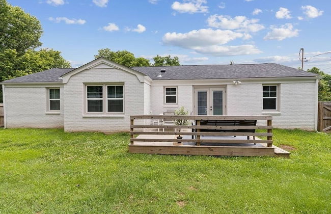 Chic Retreat Near Airport & Downtown Nashville by RedAwning - Photo 29