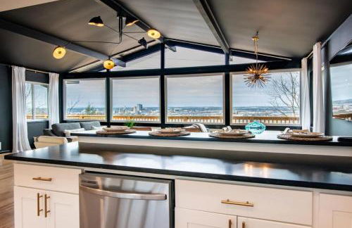 Luxurious Retreat with Stunning Views Sleeps 16) - Foto 6