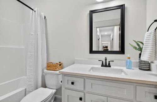 Plush & Roomy - Perfect for All Ages near KU & KC - Photo 23