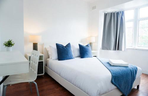 Spacious 3BR Weekend Getaway Home Near Etihad and Coop Live - Free Parking! - Foto 6