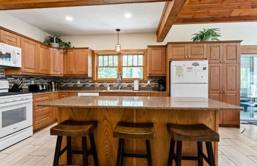 Impressive Dual Woods and Lake Homes That Sleep 32 - Foto 15