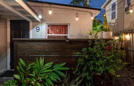 Cozy and Private Studio w Outdoor Deck - Photo 16