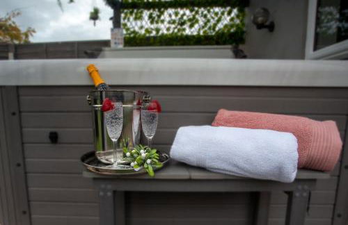 Cottage, Hot Tub, Open fire, Games Room, large Garden Sleeps 2-8 - Foto 17