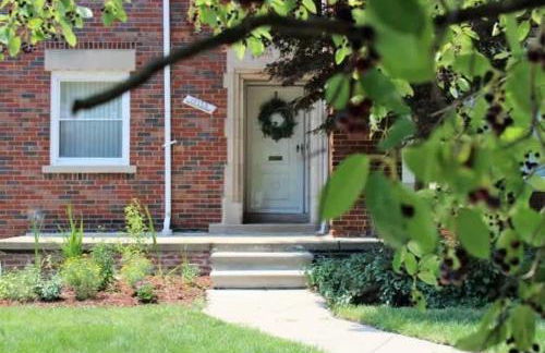 Spacious 5BR - Sleeps 10 - University District home - Photo 16