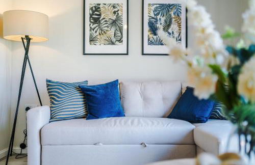 Liverpool-Halewood-Speke - NR Airport & JLR - Sleeps 8 - 5 Beds 1 sofabed 2 Bath Driveway Parking - Docks - Short 2 Long Stays - by Samina, ARZ Stays - Foto 34