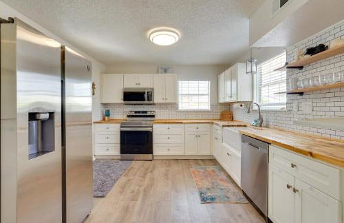 Cozy 3BRand3BA • Sleeps 9 • 0 3 Mi to Beach • PCB - Foto 21