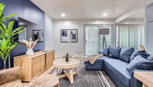 Your Airy King Suite Getaway - Sleeps 4 - Pool, Prkg - Foto 5