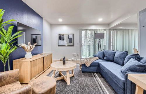 Your Airy King Suite Getaway - Sleeps 4 - Pool, Prkg - Photo 5