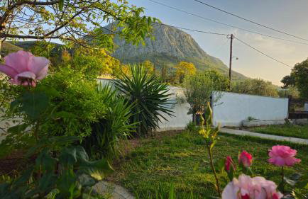 Grace and Harmony of Ancient Corinth - Foto 1