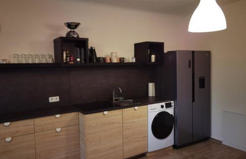 Modernes behagliches Haus mit Kamin, Terrasse und Garten - Foto 14