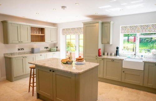 Country Crabtree Bungalow with large wild garden - Photo 2