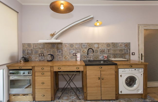 Colorful 2bdr Apartment in the City Center - Photo 7