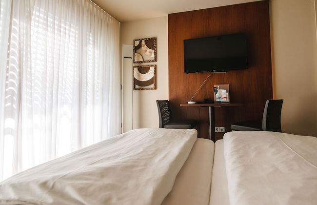 Car by Side - Foto 11